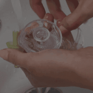 Una donna che pulisce le parti della testa Penguin.